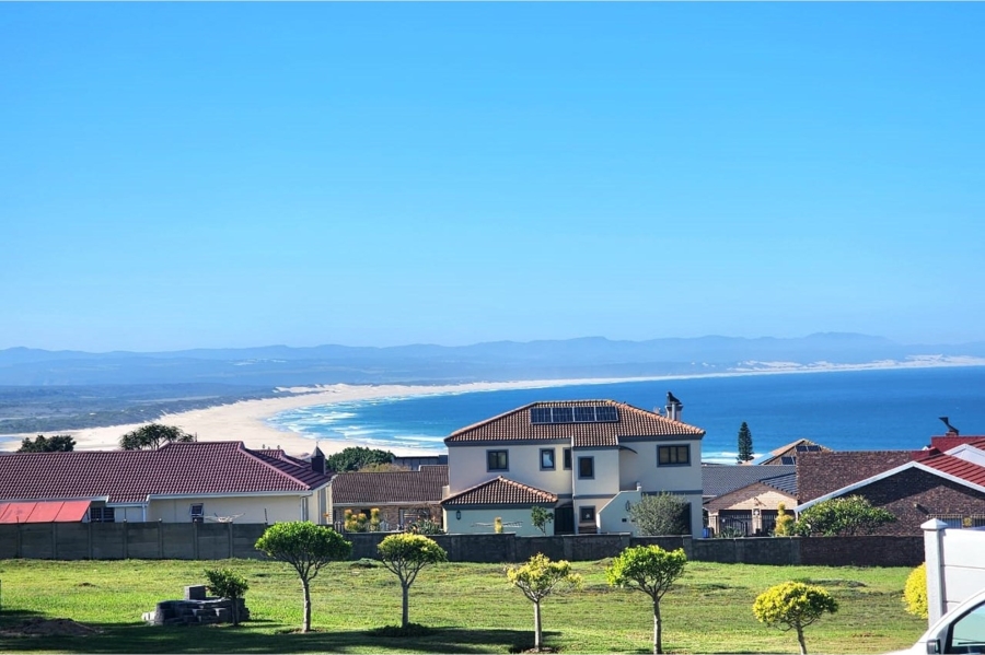 6 Bedroom Property for Sale in Wavecrest Eastern Cape